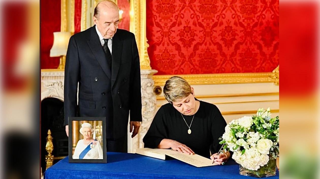 Primera Dama Vérónica Alcocer firma el libro de condolencias. A su lado el Canciller Leyva.