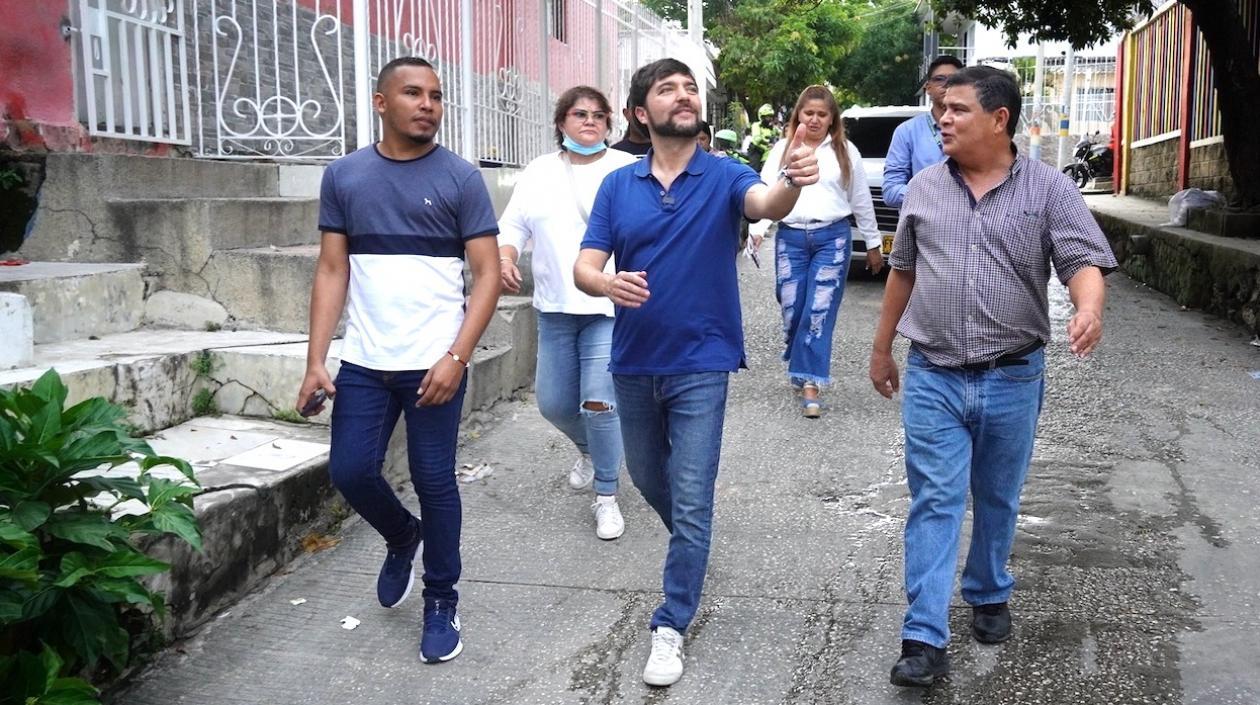 El Alcalde Jaime Pumarejo recorriendo las calles del barrio 7 de Abril.