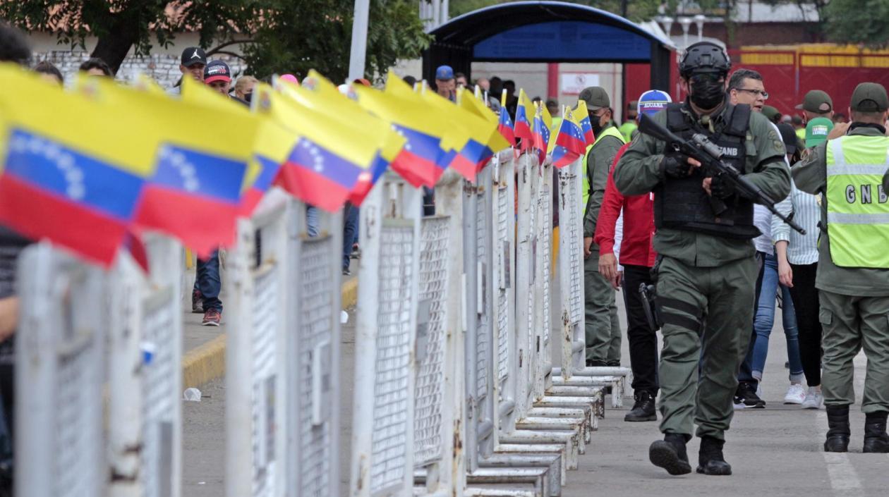 La fuerza pública pasa revista por la frontera entre Venezuela y Colombia.