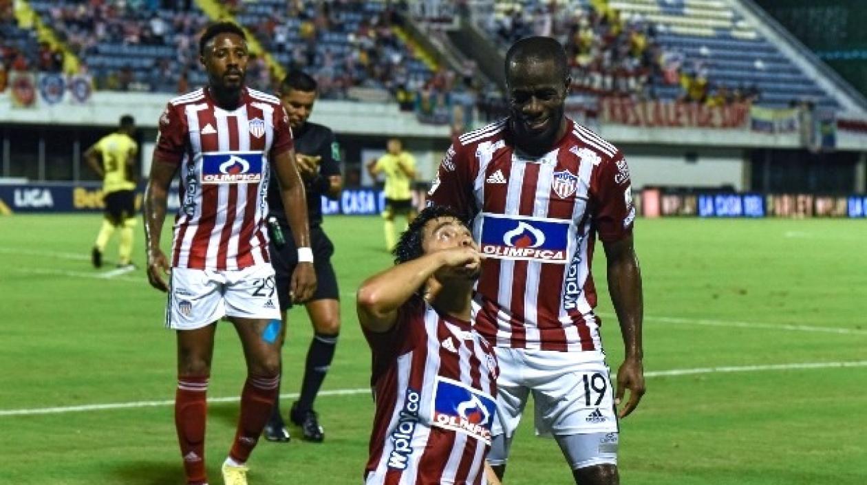 Fabián Sambueza celebrando el gol del triunfo con Carmelo Valencia y Omar Albornoz