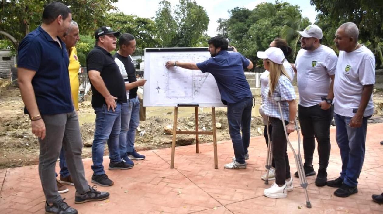 El Alcalde Jaime Pumarejo y la Gobernadora Elsa Noguera revisando los planos del proyecto.