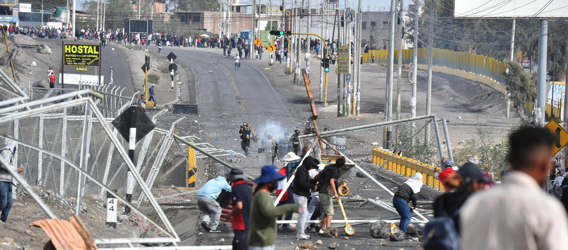 Manifestantes se enfrentaron a la Fuerza Pública en inmediaciones del aeropuerto de Arequipa. 