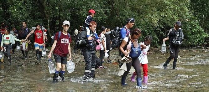 Grupo de migrantes cruzando la selva del Darién.