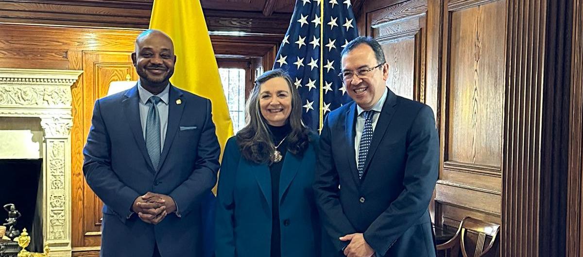 Embajador de Colombia en Estados Unidos, Luis Murillo, la asesora principal para América Latina y el Caribe del Centro Carter, Jennie K. Lincoln y el Ministro del Interior, Alfonso Prada.