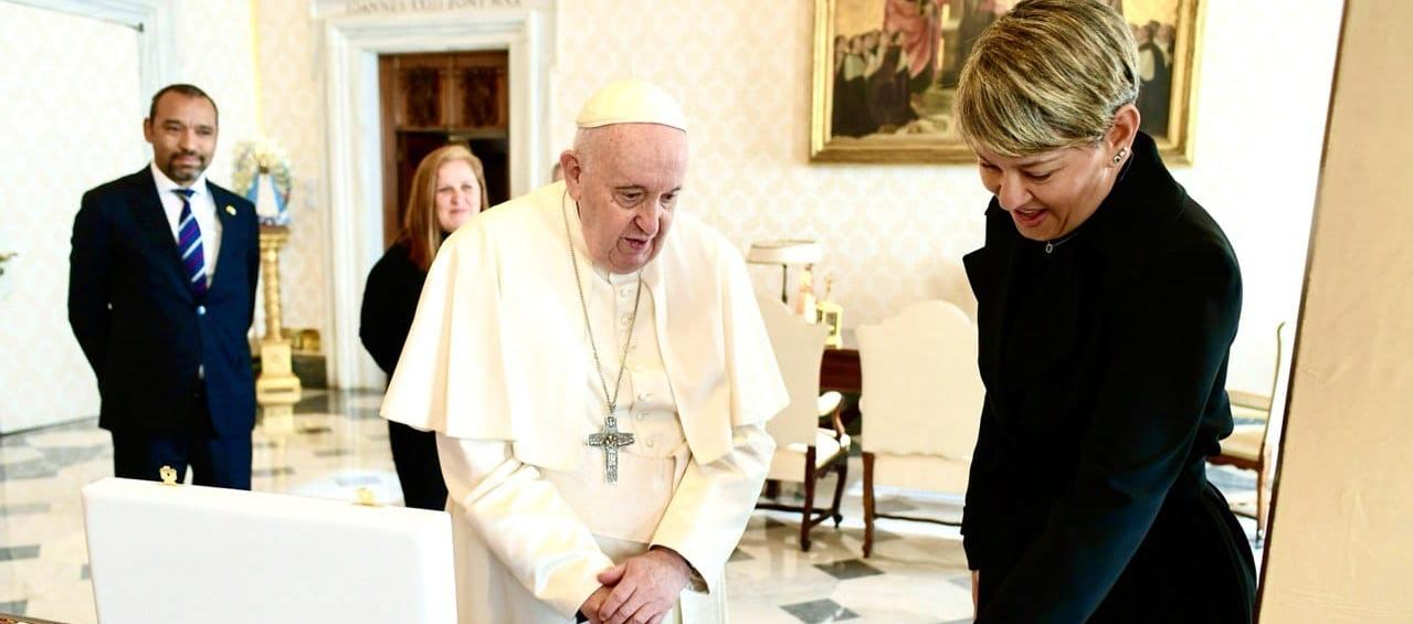 Papa Francisco y la Primera Dama Verónica Alcocer.