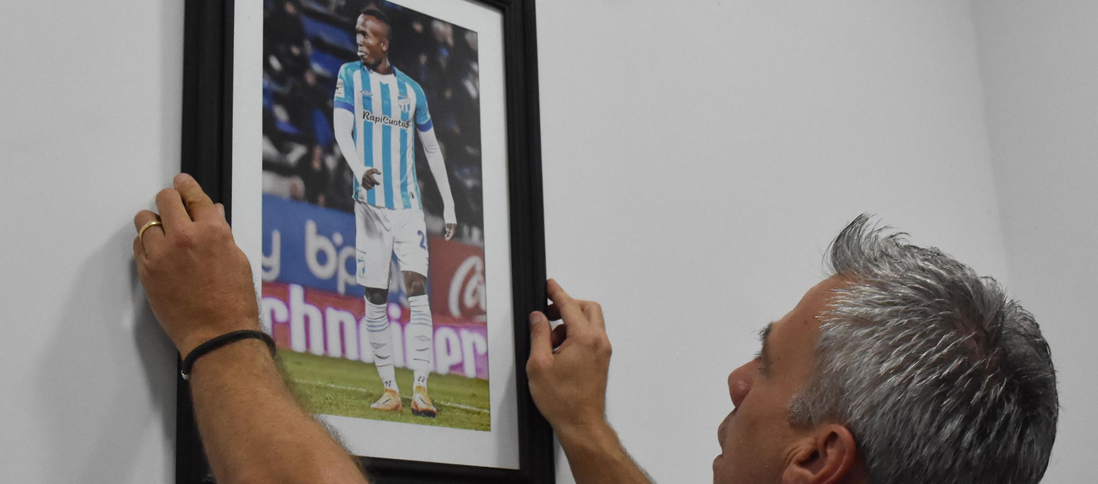 El técnico Lucas Pusineri colocó el cuadro con la foto de Balanta en el hall del estadio.