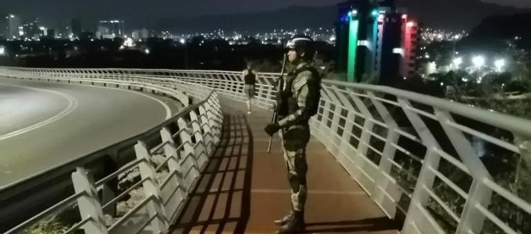 Un soldado vigila esta noche de martes un sector de Santa Marta.