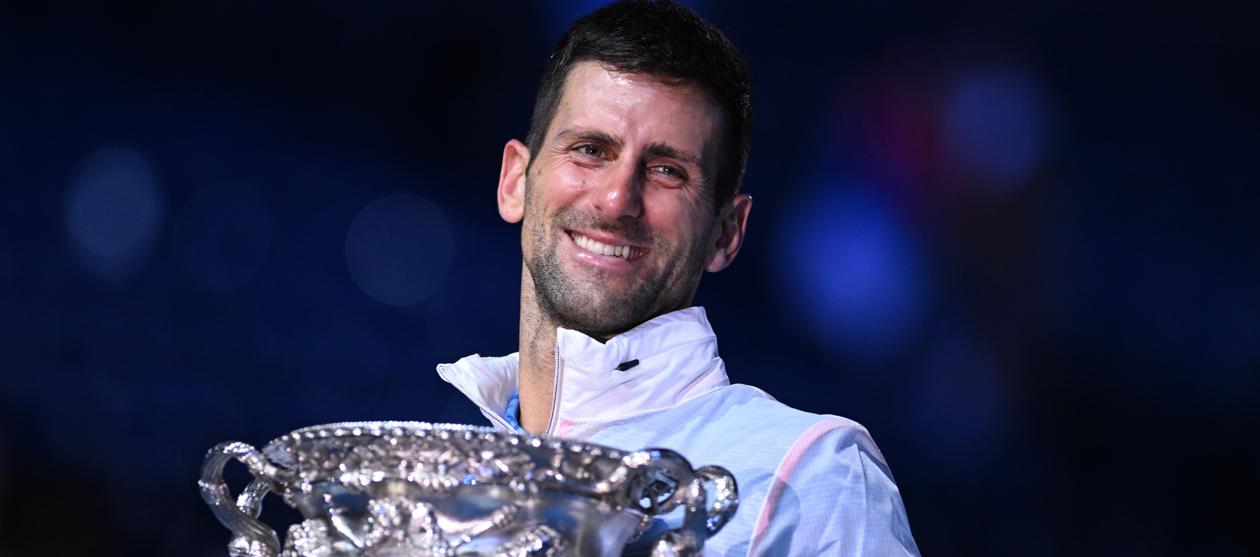 Novak Djokovic con el trofeo que lo acredita como campeón del Abierto de Australia.