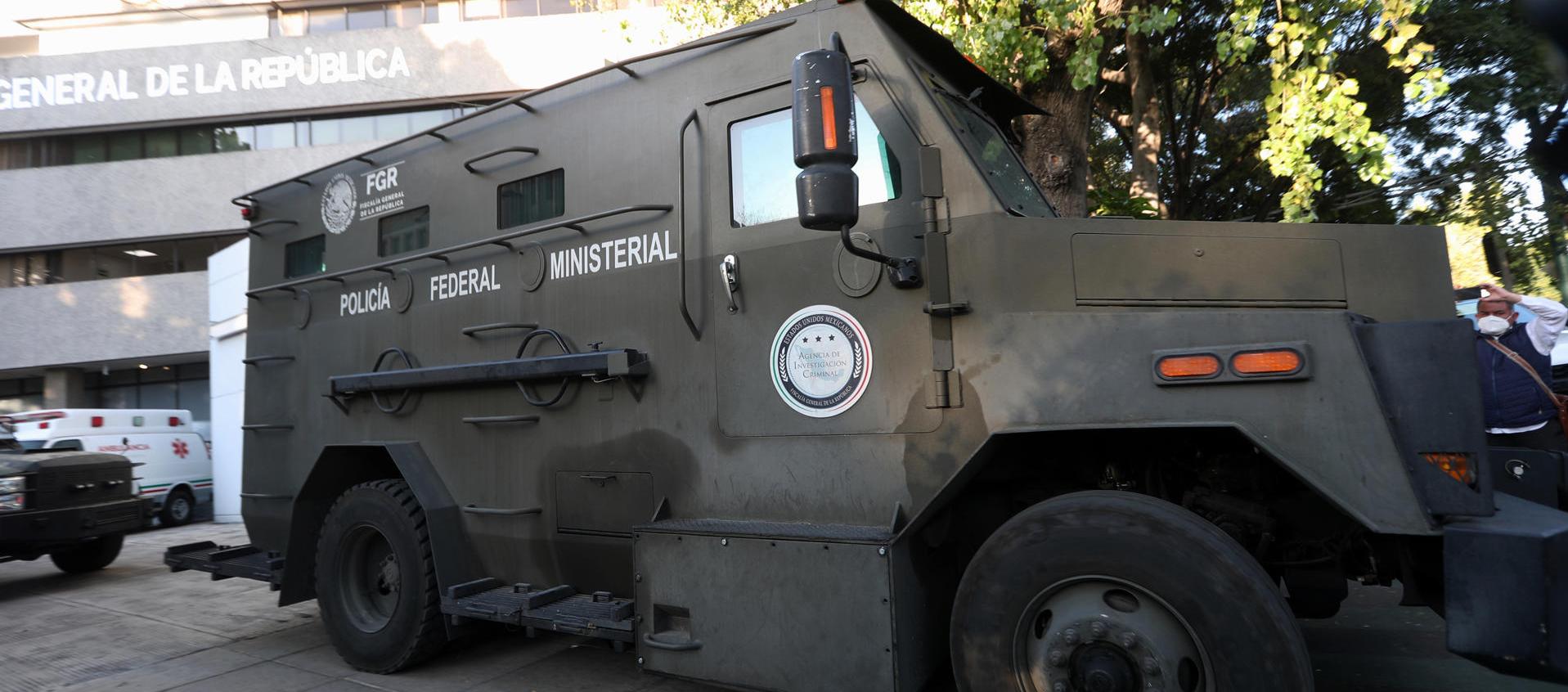 Un camión blindado que hace parte de un convoy de seguridad en el que las autoridades movilizaron a Ovidio Guzmán, hijo del 'Chapo'.