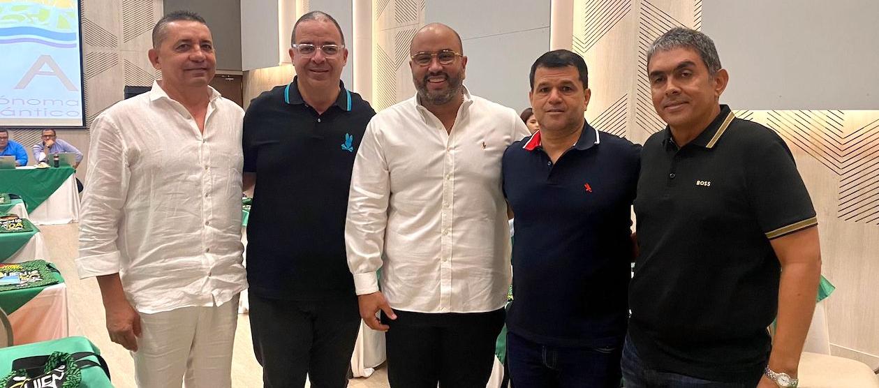 Los Alcaldes con el Director de la C.R.A., Jesús León Insignares.