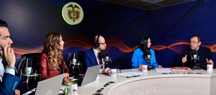 Ministro del Interior, Alfonso Prada, haciendo el anuncio por  ‘Colombia Hoy Radio’.