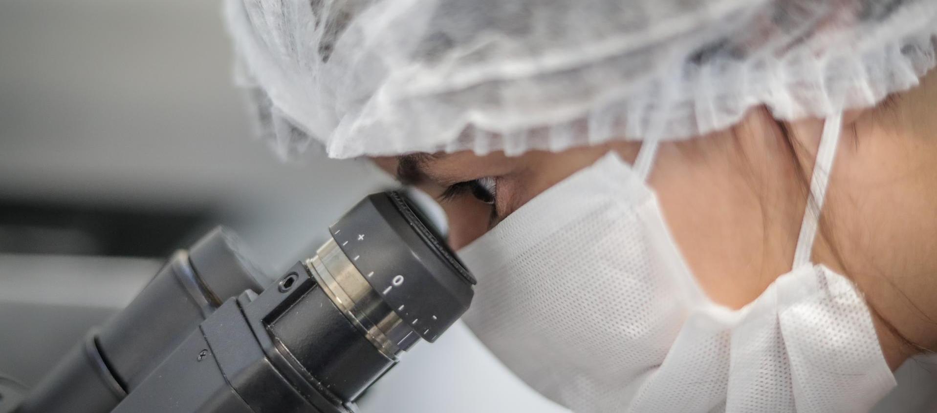 En la imagen de archivo, un investigador utiliza el microscopio para observación. 