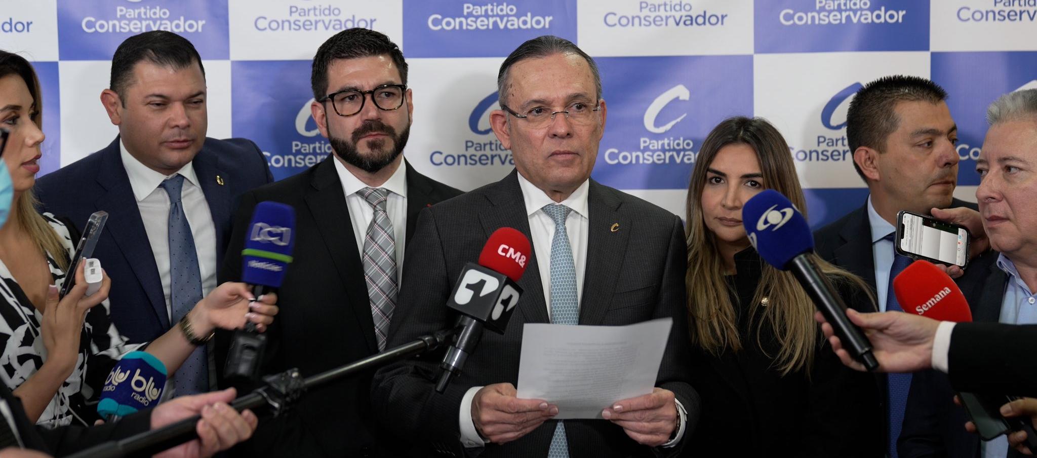 Efraín Cepeda, presidente del Partido Conservador, lee el comunicado de prensa.