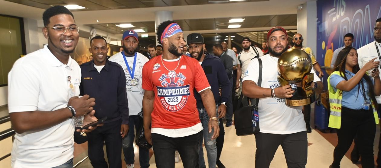 Jugadores de Tigres del Licey a su llegada a República Dominicana.