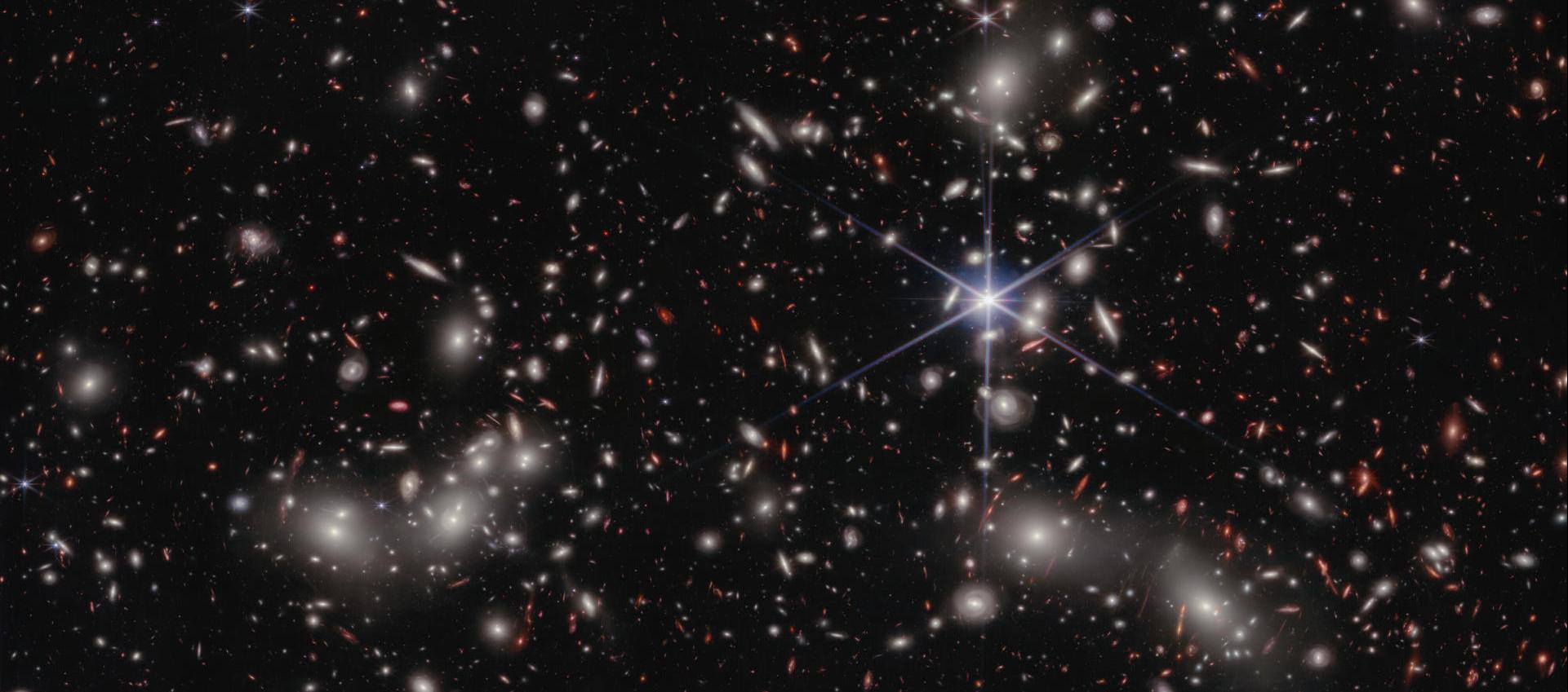 Los astrónomos estiman que 50.000 fuentes de luz en el infrarrojo cercano están representadas en esta imagen del telescopio espacial James Webb 