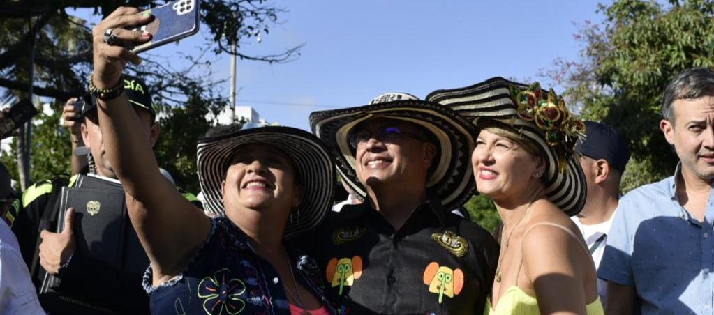 Una espectadora se toma una selfi con el presidente Petro y la primera dama Verónica Alcocer en el Carnaval del Suroccidente