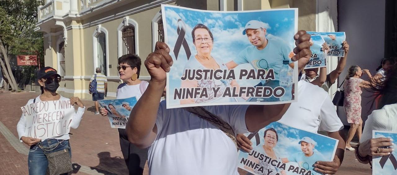 Familiares y amigos de Ninfa Agámez Trullo y Alfredo Sarmiento en la protesta de este miércoles en la Alcaldía