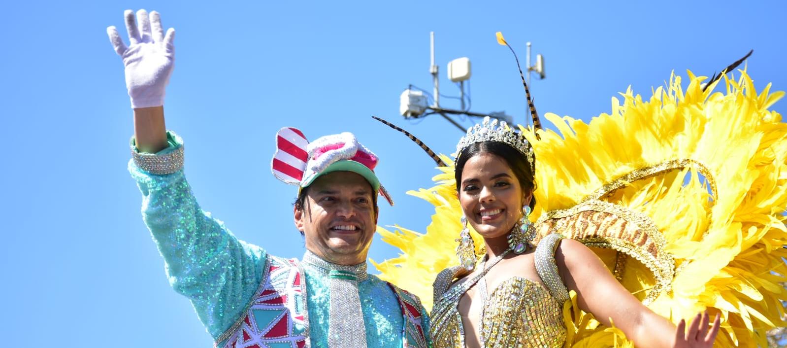 Los reyes de la 44, Tito Crissien y Daniella Falcón compartieron carroza en el desfile.