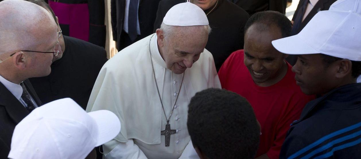 El Papa Francisco conversando con un grupo de migrantes.