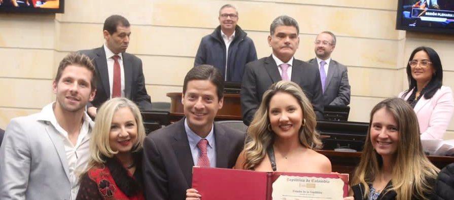 Daniella Álvarez y el senador Mauricio Gómez rodeados de familiares y congresistas.