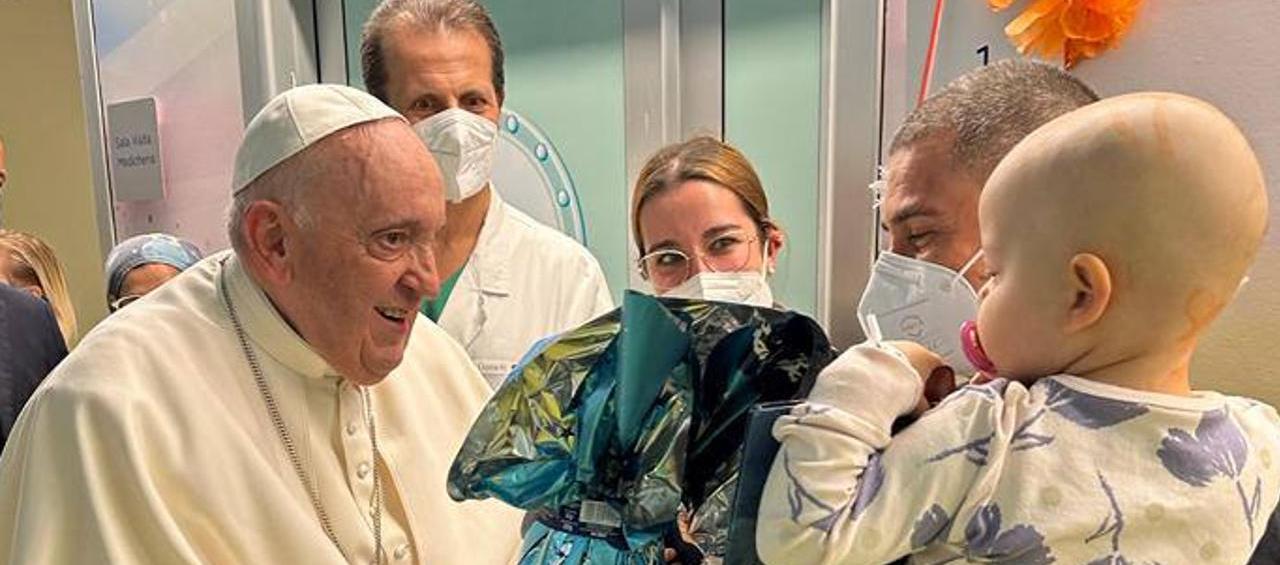 El Papa saluda a uno de los niños del área de pediatría del Hospital Gemelli donde está siendo atendido.