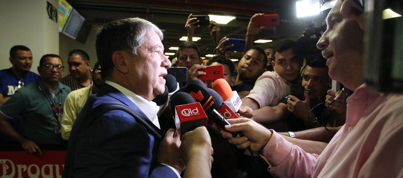 Hernán Darío Gómez atendió a los medios en el aeropuerto Ernesto Cortissoz.