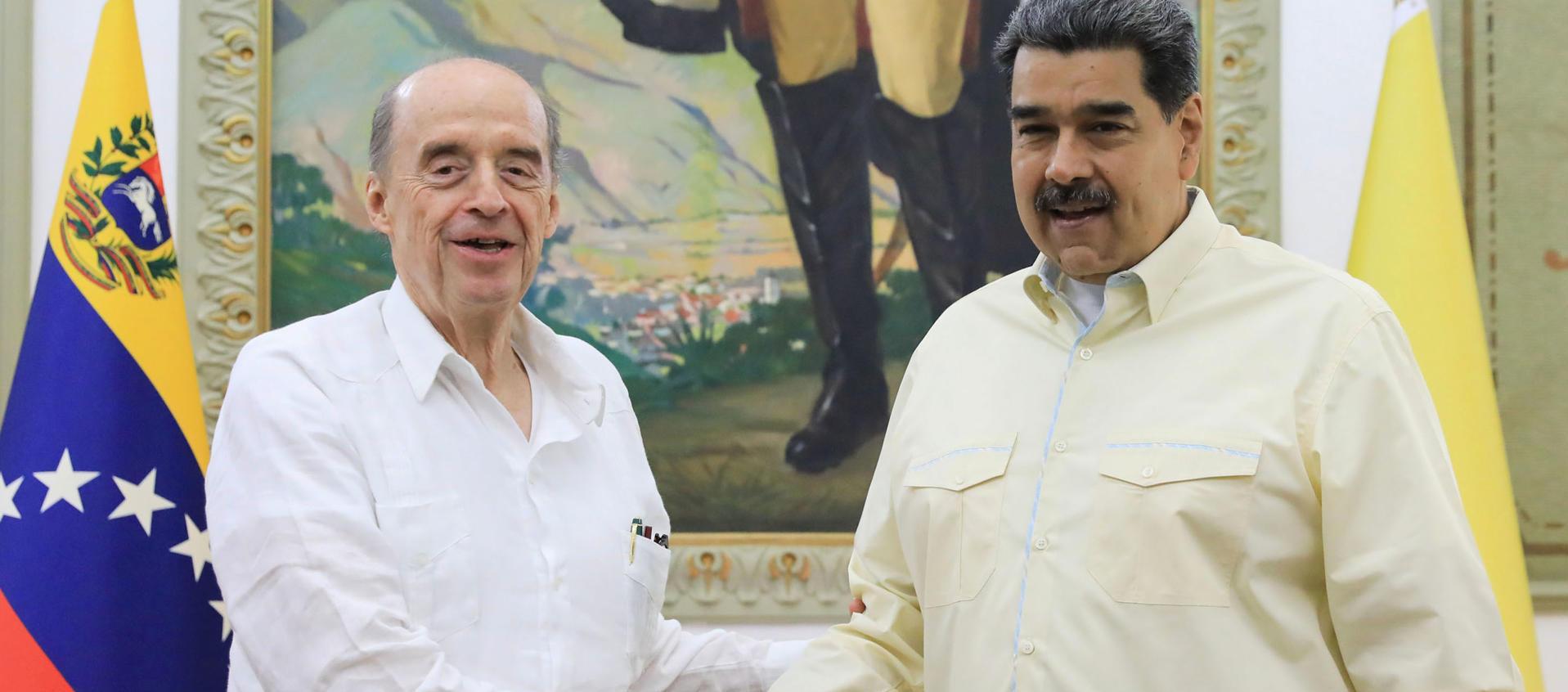 El Presidente Nicolás Maduro estecha la mano al Canciller de Colombia, Álvaro Leyva, en el Palacio de Miraflores.
