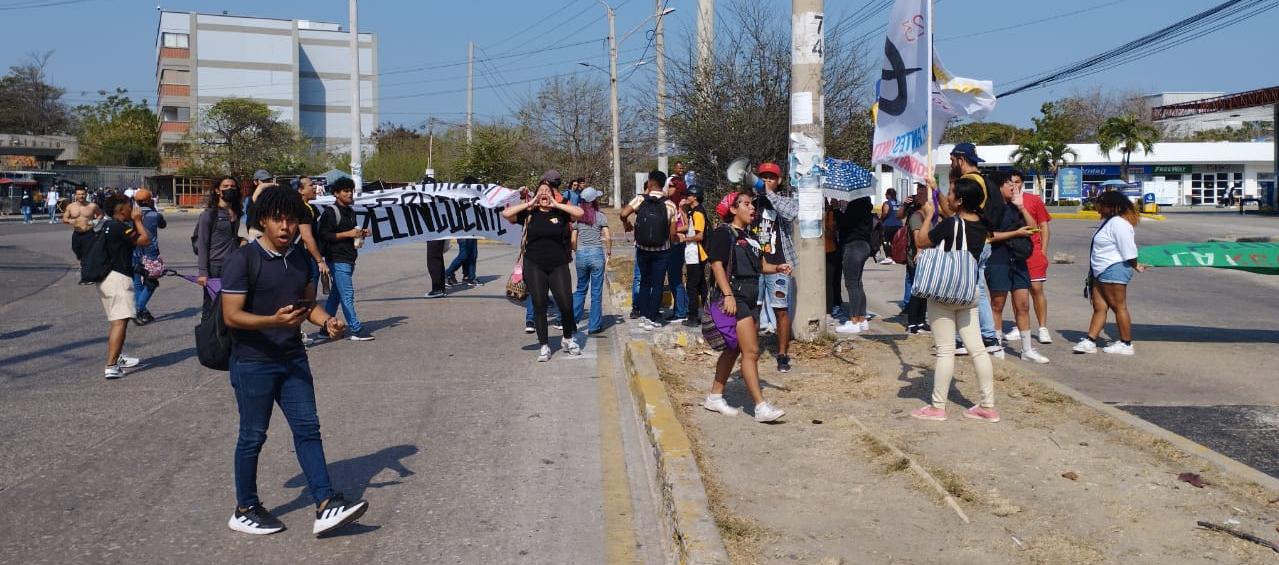 Estudiantes de la UniAtlántico protestan por aumento de tarifas de transporte urbano.