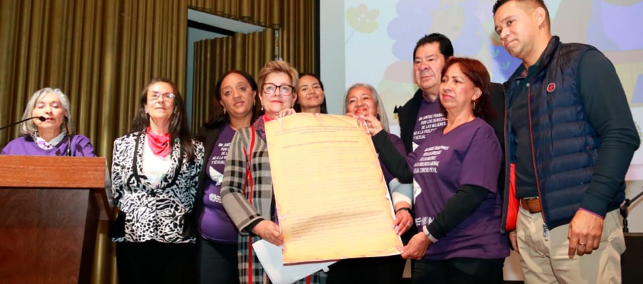 La Ministra de Trabajo, Gloria Ramírez, en un diálogo que sostuvo con 400 mujeres de diferentes centrales obreras del país.