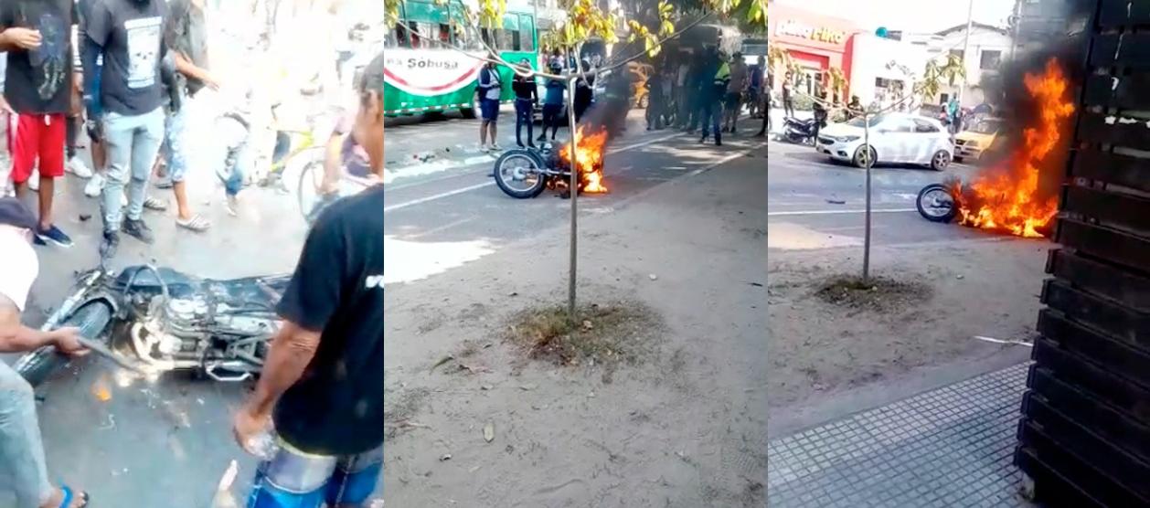 Los vecinos del bulevar de Simón Bolívar cuando quemaban la moto. "Una menos para Barranquilla", gritaban.