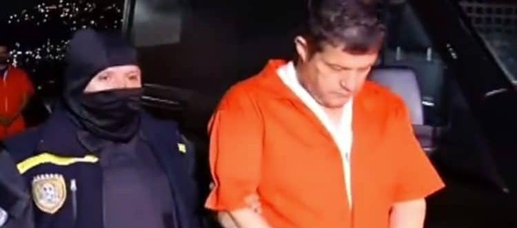 El colombiano Álvaro Pulido, esposado y con uniforme naranja, cuando era ingresado a un tribunal de Venezuela