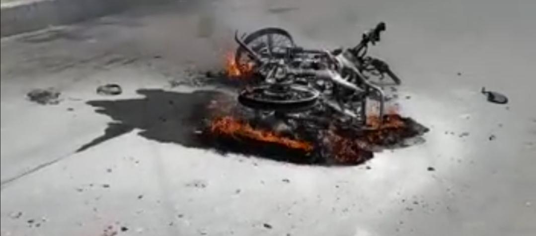 La moto quemada a los presuntos ladrones.