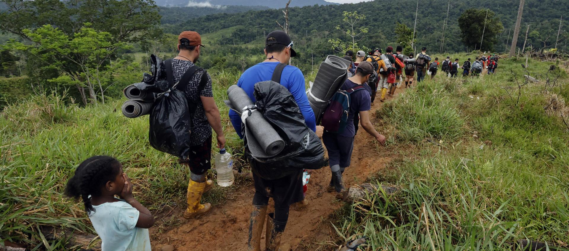 Migrantes atravesando la selva del Darién.