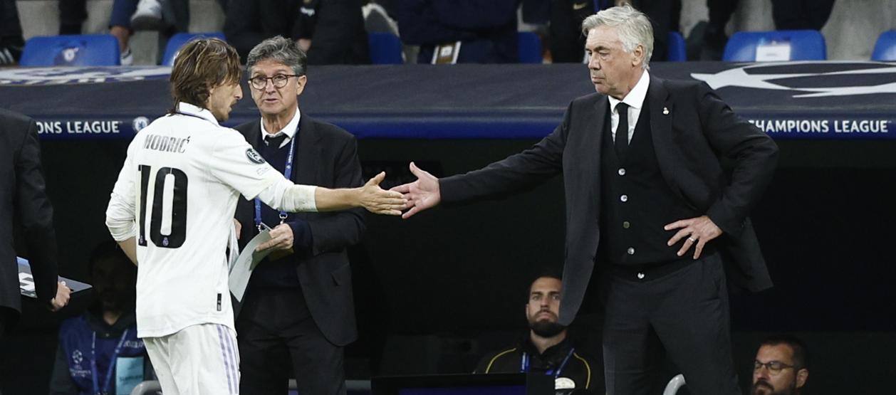 Carlo Ancelotti saluda a Luka Modric tras sustituirle. 