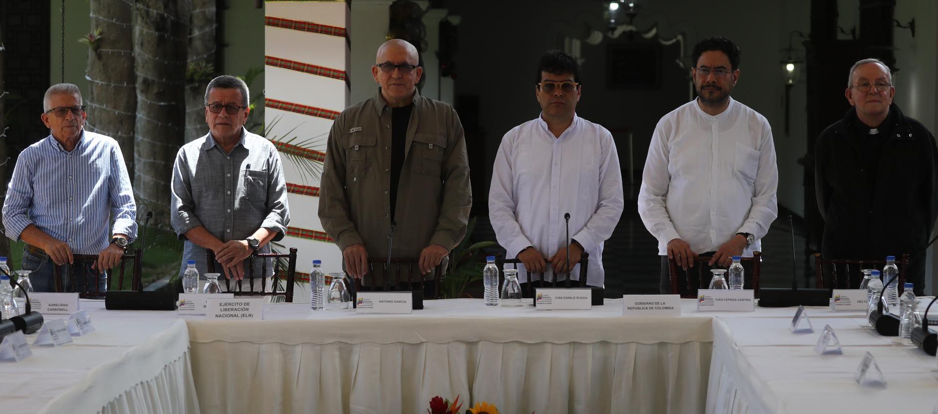 Los voceros del ELN, Aureliano Carbonell, Pablo Beltrán y Antonio García, junto a los representantes del Gobierno de Colombia, Iván Rueda e Iván Cepeda, y el sacerdote Héctor Fabio Henao.