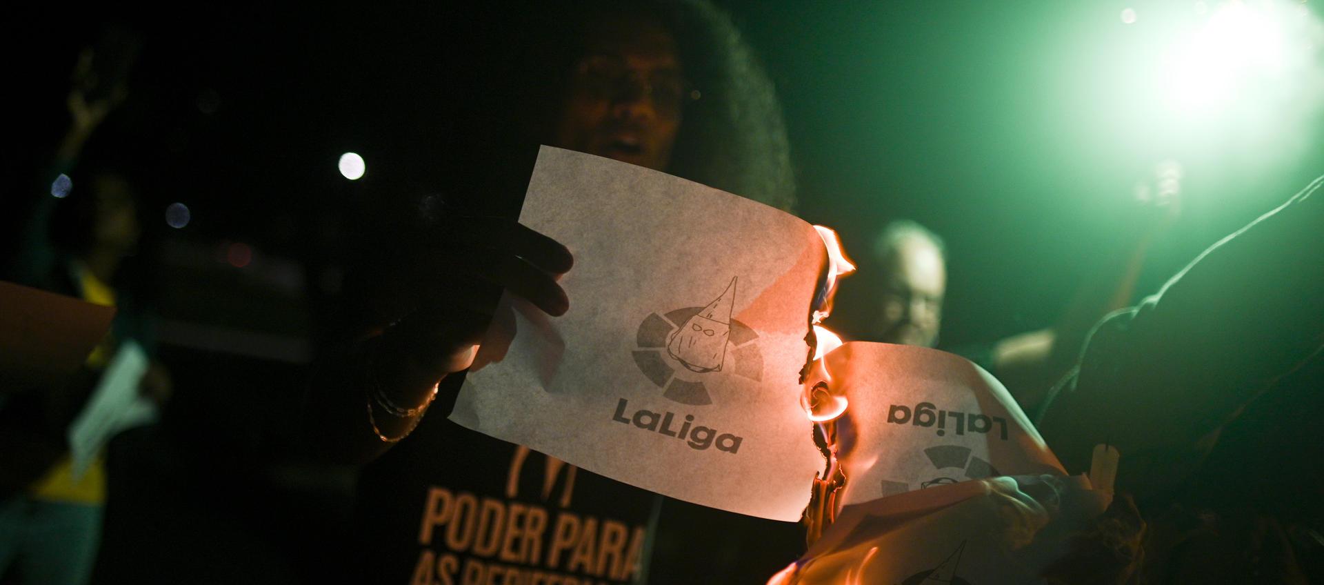 Manifestantes participan durante una protesta contra el racismo hoy, frente a la embajada de España en Brasilia. 