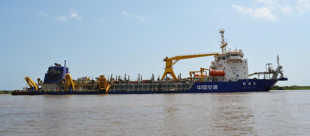 La Draga Hang Jun 6009 se encuentra cruzando este sábado el Canal de Panamá