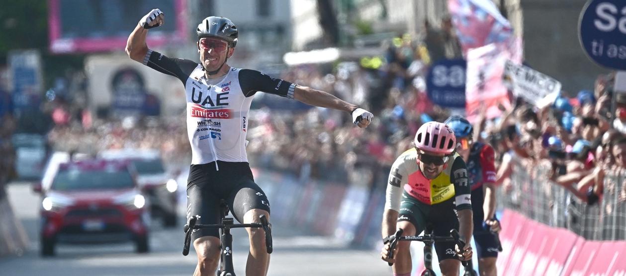 Brandon McNulty celebra tras ganar la etapa 15 del Giro. 