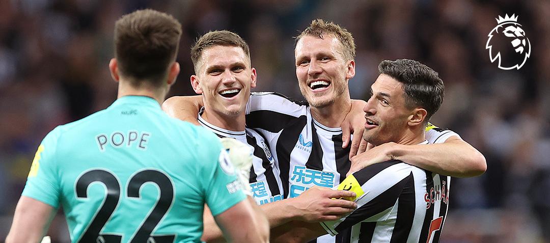 Jugadores del Newcastle celebran tras finalizar el partido contra el Leicester.