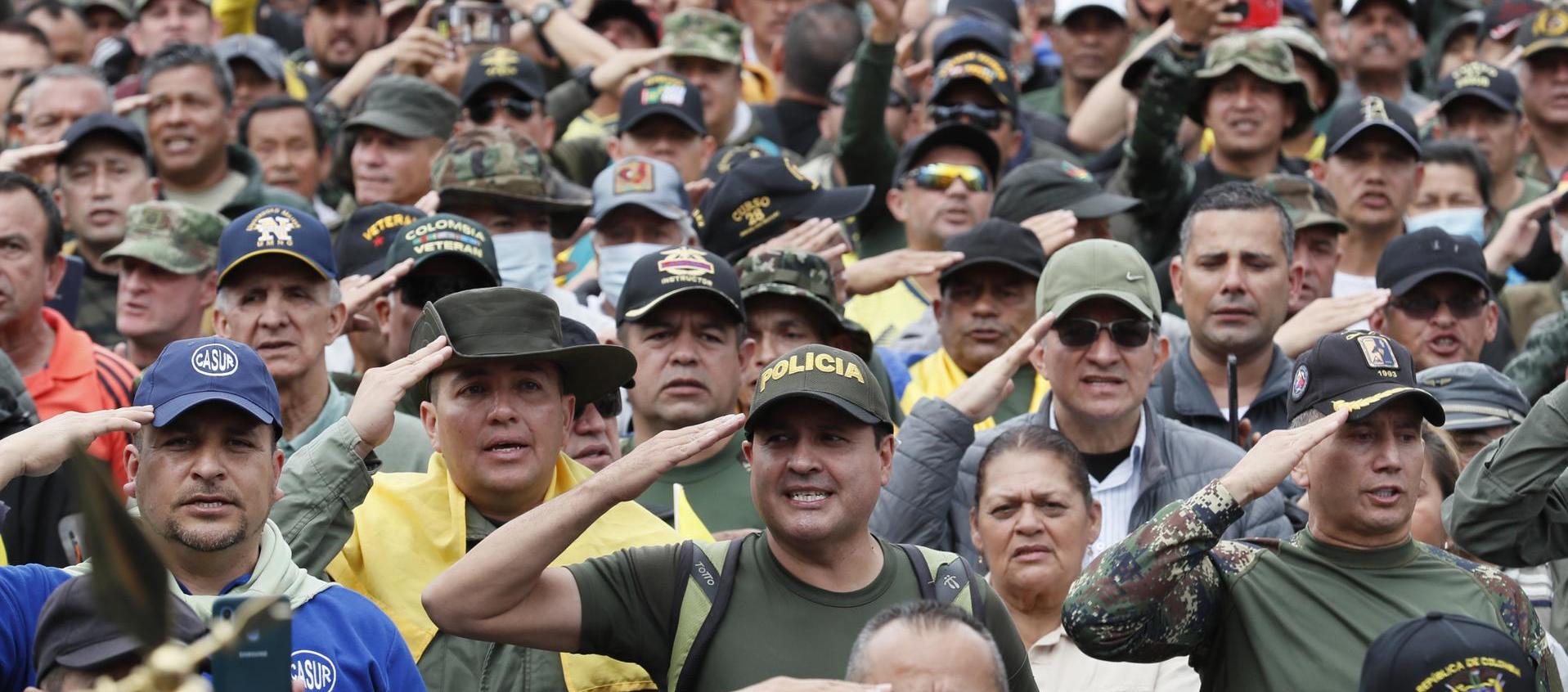 Militares retirados de Policía, Ejército y Fuerza Aérea llegaron hasta la Plaza de Bolíva