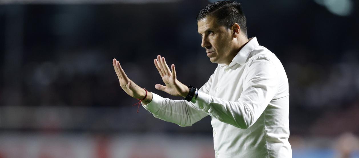 Juan Cruz Real, técnico del Tolima, eliminado de la Sudamericana.