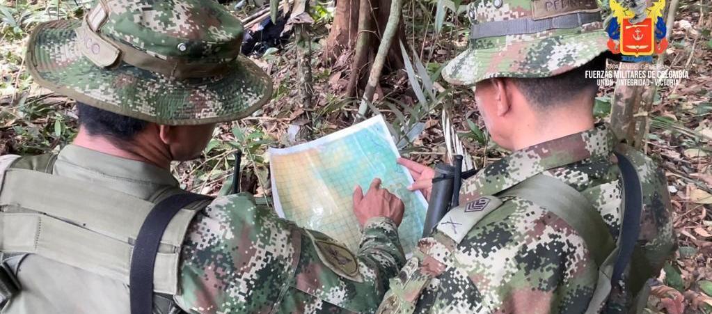 Militares con mapa en mano en el operativo de búsqueda de los 4 menores