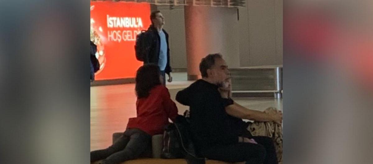 Armando Benedetti, en el aeropuerto de Estambul, Turquía.