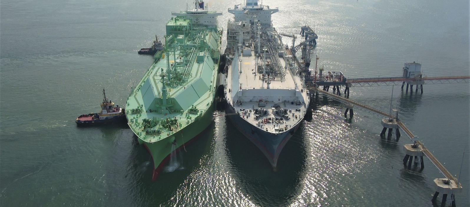 Dos de los buques con Gas Natural Licuado en la terminal de la compañía SPEC-LNG de Cartagena