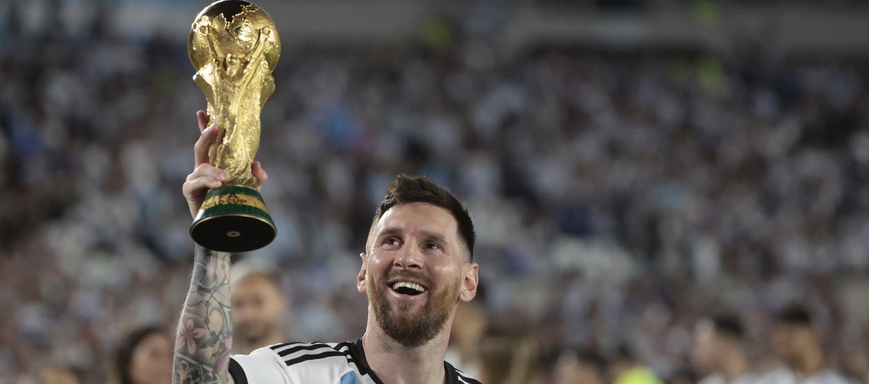 Lionel Messi con la Copa del Mundo que ganó en Catar 2022. 