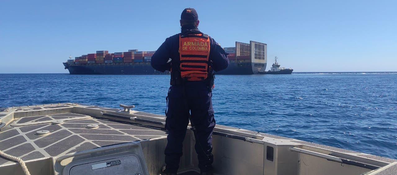 El buque ‘GSL Arcadia’ cuando era auxiliado en aguas de La Guajira.