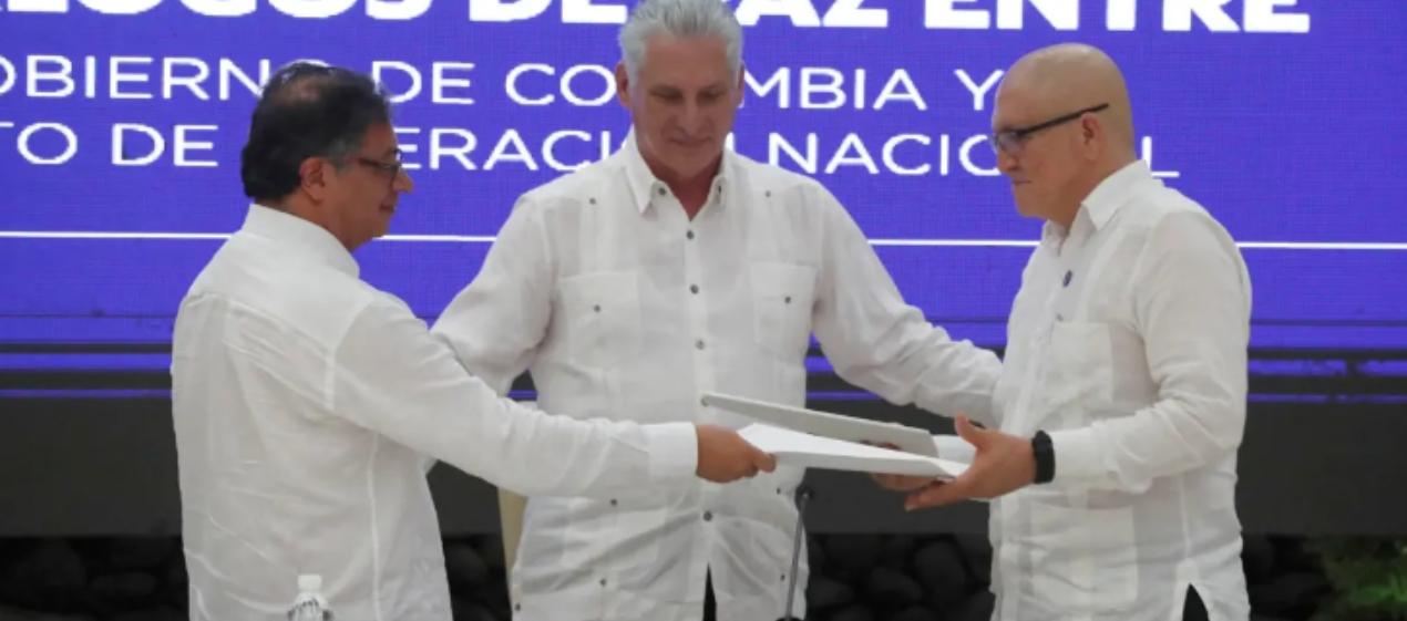 El presidente de Colombia, Gustavo Petro, entrega documentos al jefe máximo de la guerrilla del ELN, Antonio García. 