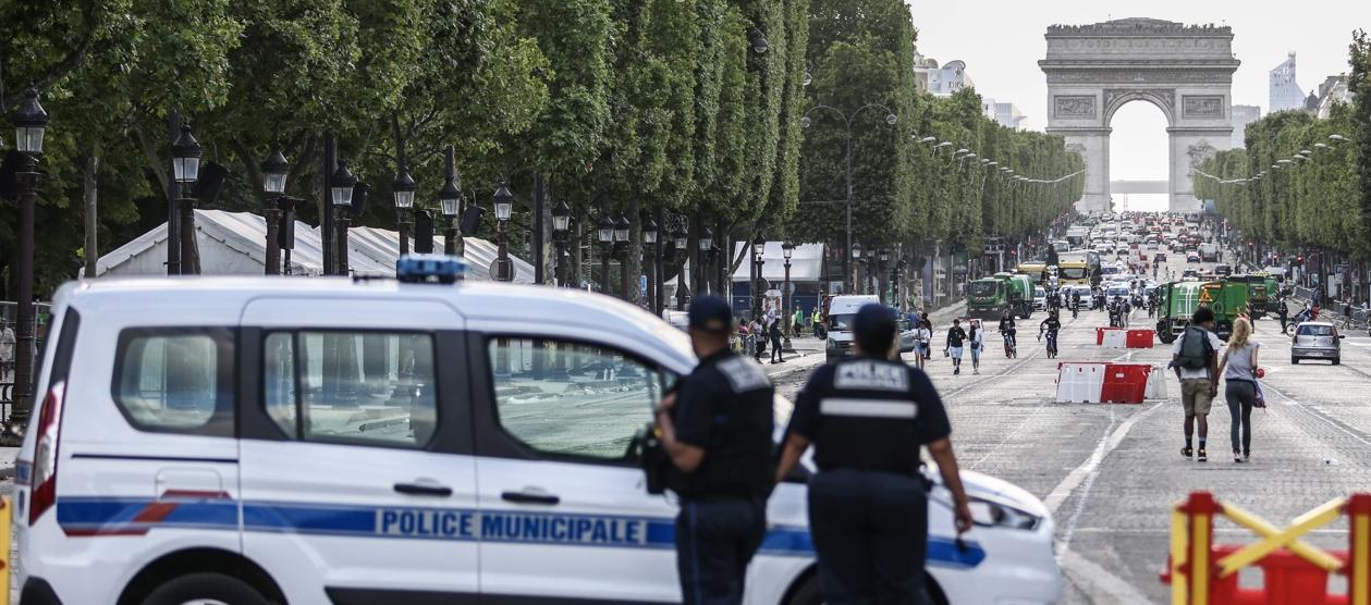 La policía francesa durante un patrullaje por los Campos Elíseos.  