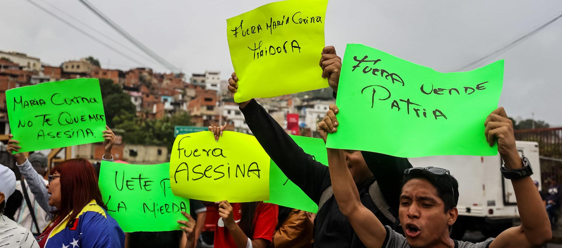 Un grupo de personas autodenominadas "Juventud PSUV"  impiden la concentración, de simpatizantes de la opositora Maria Corina Machado 