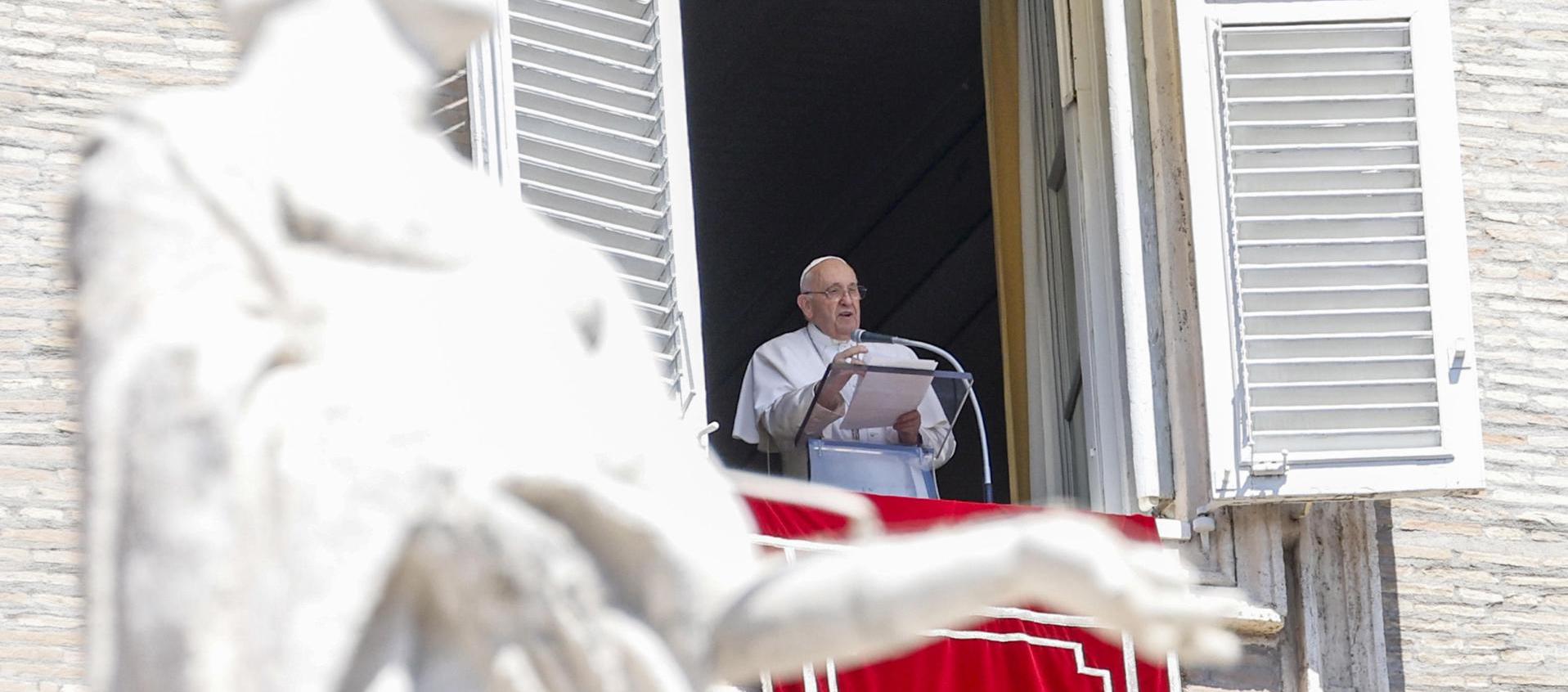 El Papa Francisco dirige el rezo del Ángelus.